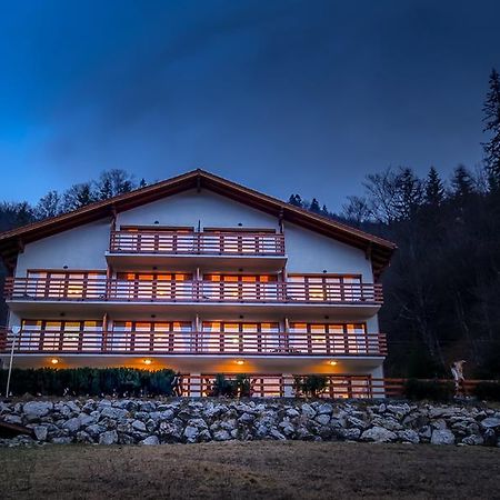 Panorama Pietrei Craiului Hotel Zarnesti Exterior photo