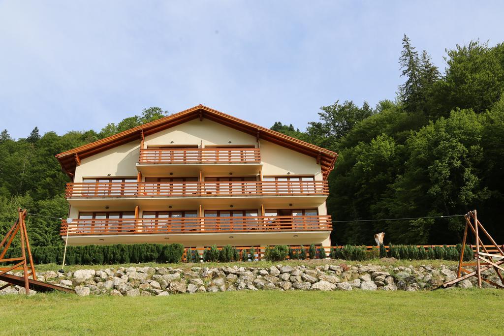 Panorama Pietrei Craiului Hotel Zarnesti Exterior photo
